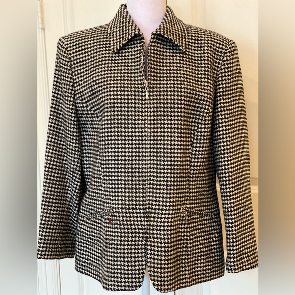 Lauren Women’s Jacket. Cream and Black check. Zippered front and pockets. Wool. - Picture 2 of 5